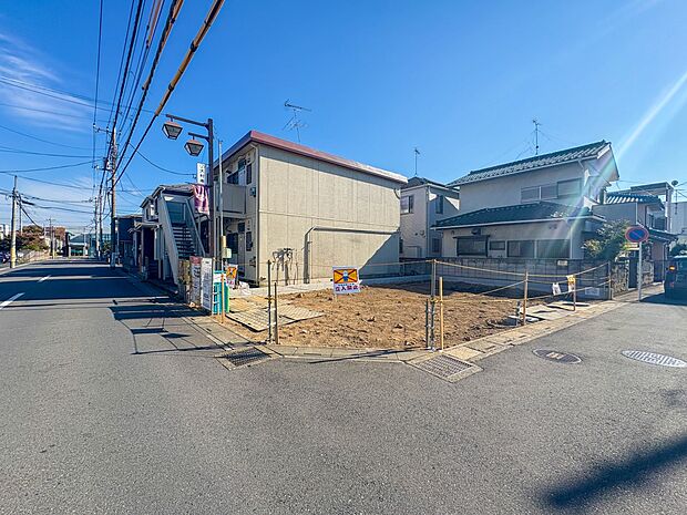 【外観】JR『土呂』駅徒歩9分・角地に佇む、床暖房付きの23帖LDKの邸宅。