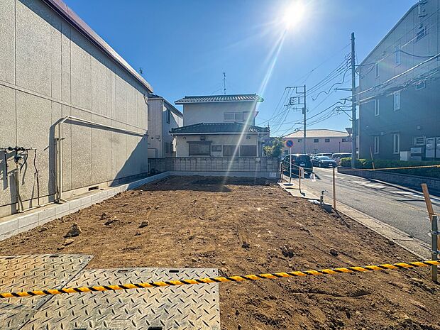 【外観】JR『土呂』駅徒歩9分・角地に佇む、床暖房付きの23帖LDKの邸宅。