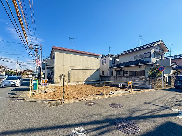 【外観】JR『土呂』駅徒歩9分・角地に佇む、床暖房付きの23帖LDKの邸宅。