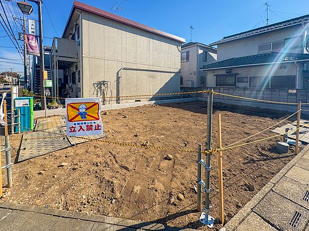 【外観】JR『土呂』駅徒歩9分・角地に佇む、床暖房付きの23帖LDKの邸宅。