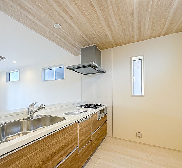 【LDK18帖】ナチュラルな自然光の中での調理。お洒落な食器類を余裕で収納できるスペース。動きやすい女性目線のキッチン動線。これからはお料理をつくる時間が劇的に変わります。