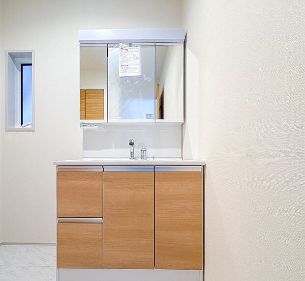 【脱衣場】脱衣所、洗面所は小さなプライベートスペース。歯磨き、洗顔と毎日施す個人空間。換気も設置して、熱気などを開放して、爽やかなスペースになるように設計されています。