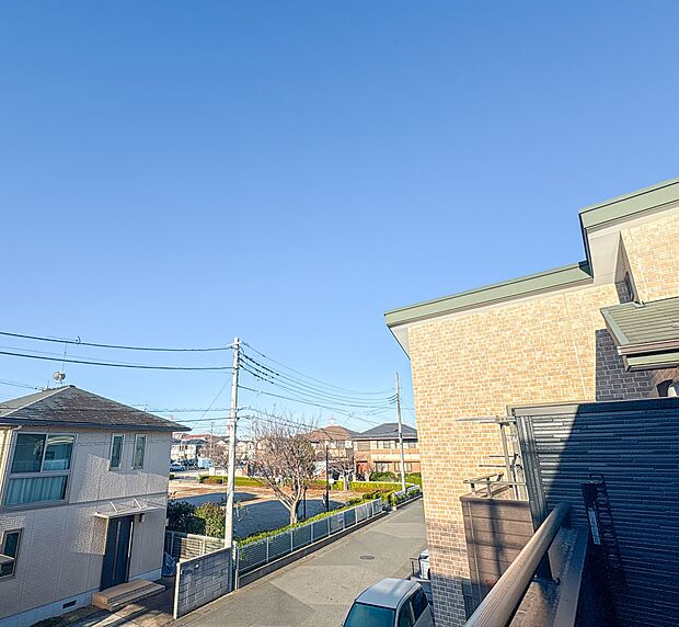 【眺望】朝の澄んだ空気や、夕方に吹く清々しい風を五感で感じられるバルコニー。