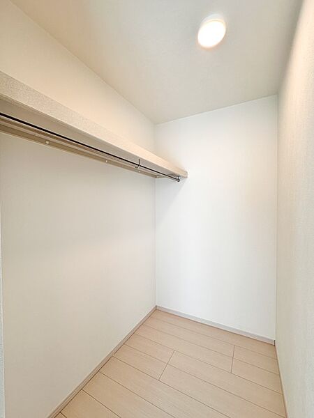 【ウォークインクローゼット】  たくさんの洋服をかけてもシワになりにくいウォークインクローゼット。洋服以外にも、普段使わない家電やスーツケース、ストック品など何でも片付く嬉しい空間です。