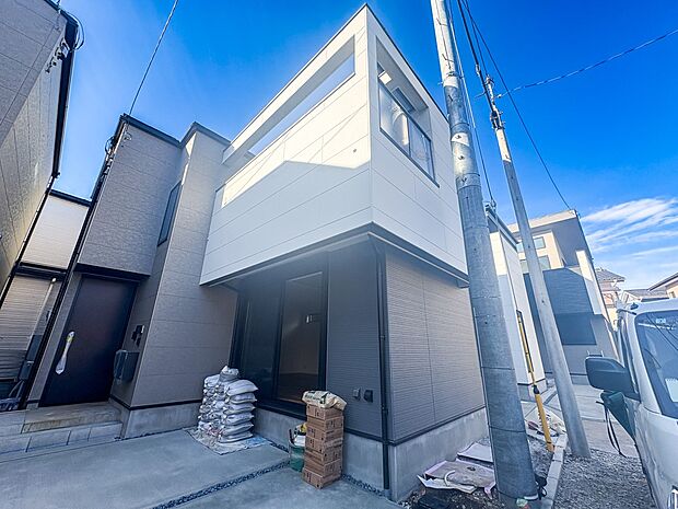 ＜玄関＞家の顔となる玄関は、高いデザイン性が求められます。高級感と断熱性、防犯性に優れた玄関ドアを標準装備。ピッキング対策のセキュリティサムターン等、防犯に考慮しました。