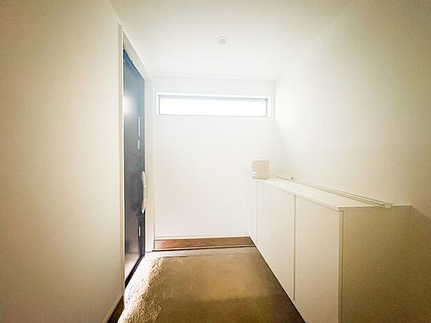 ＜シューズクローク（玄関収納）＞シューズだけでなくコートやバッグを置いておけば、朝バタバタと物を探し回ることがなくなります。特に持っていく物が多いキッズスペースが玄関にあるととても便利。