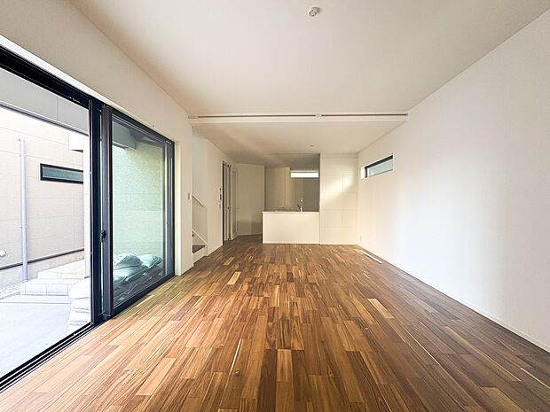 【Living room-リビングルーム-】  お子様と会話をしながら家事ができるカウンターキッチン。いま手があいているか、忙しそうなのか相手の様子を伺いながらコミュニケーションをとる訓練に…