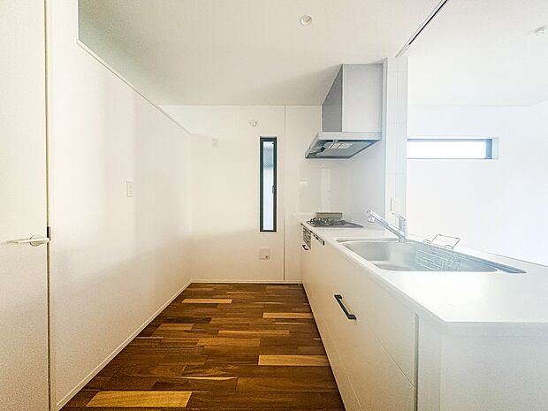 【キッチン】ナチュラルな自然光の中での調理。会話が弾む対面型キッチン。お洒落な食器類を余裕で収納できるスペース。動きやすい女性目線のキッチン動線。これからはお料理をつくる時間が劇的に変わりま…