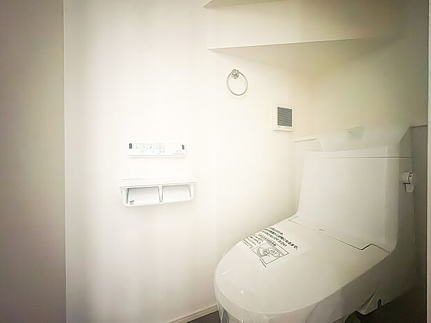 【Toilet-トイレ-】  いつも清潔なスペースであってほしいのが毎日使うトイレです。掃除がしやすいのはもちろん、落ち着けるスペースとして機能することも大切です。