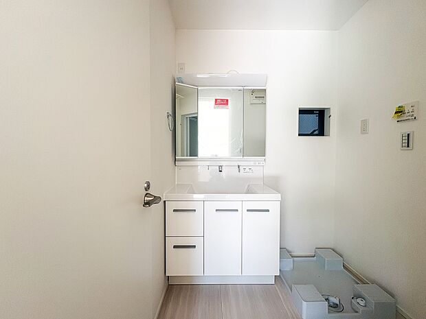 【三面鏡洗面化粧台】  ミラーを手前に引けば、楽な姿勢で髭剃りやメイクができます。合わせ鏡にすればヘアスタイルのチェックもラクラク。洗面化粧台のミラー裏にはたっぷり入る収納スペースを設けてい…