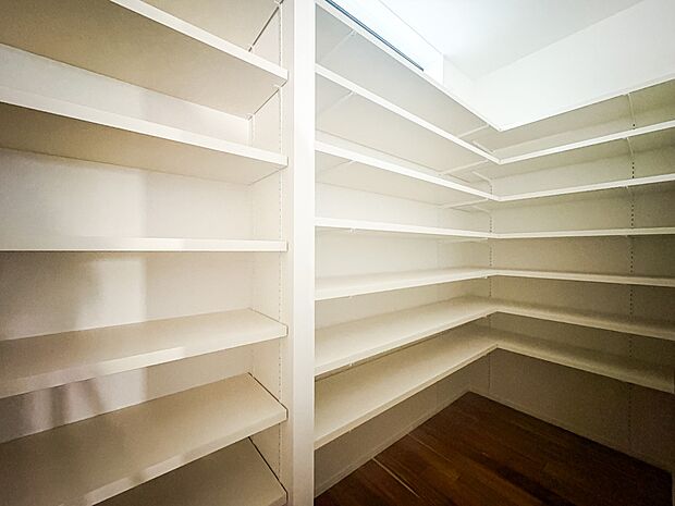 【パントリー（食料庫）】  常温保存できるパン、お米、調味料、缶詰など、日常的に使うものや未開封の食品の収納にぴったり。棚にものを並べて収納すれば、何が足りないのかひと目で確認できます。