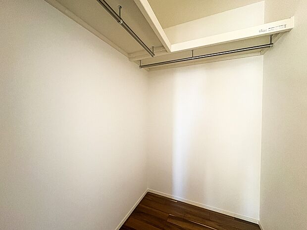 【WIC（ウォークインクローゼット）】何より、中に入れば全ての服が見てわかるので選択しやすいんです。朝の忙しいときなど便利だな〜と思いますよ。一つのスペースで済むって所がいいんですよね。