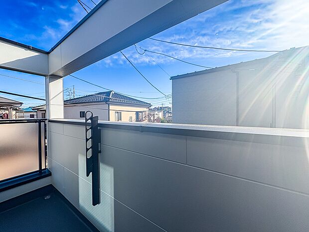 【バルコニー】  バルコニーから差し込む陽光・通風は、住環境・快適性と共に有り続ける貴重な「財産」です。