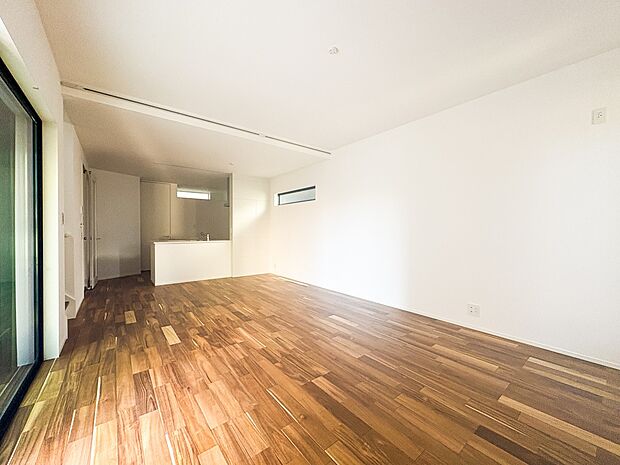 【Dining】ダイニングテーブルを置いても十分な広さが確保されています。