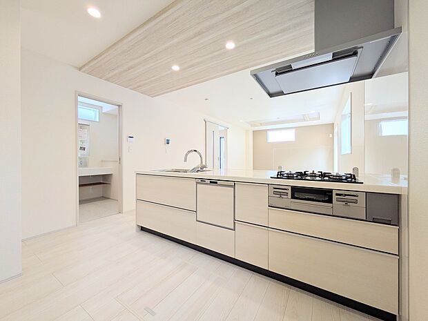 【キッチン】三口コンロで料理の幅を拡げてくれる使いやすいシステムキッチンを採用。洗い場も大きいので野菜や食器を洗ったりする際にも捗り、奥様の強い味方となってくれるはずです。