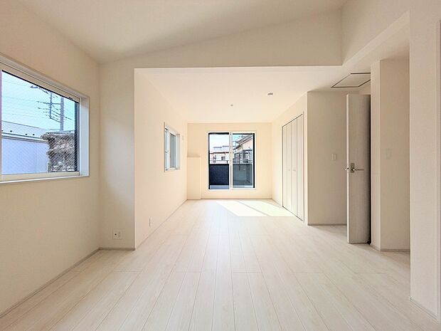 お子様のお部屋にぴったりなクロークを備えたフローリング仕様の洋室です。