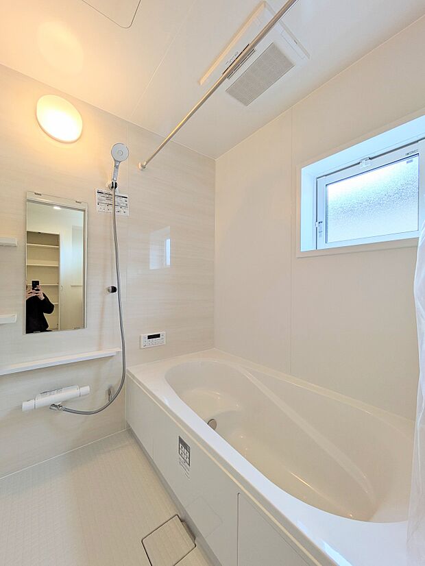 【浴室】きっとあなたのバスタイムも単なる習慣から特別な時間に変わるはず。一日の汚れとともに疲れを洗い流し、眠りに就く前の大事なリラックスタイムを演出