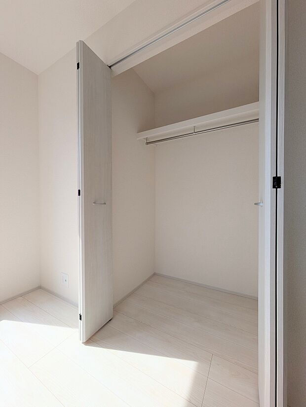 【収納】壁面クローゼットのメリットは、衣類が横一列に並ぶためひと目で洋服が選びやすいこと。衣類をたくさんお持ちの方も、限られたスペース内に無理なく収納することができます。