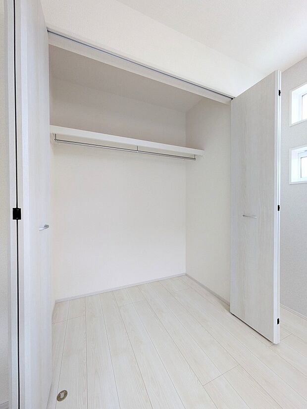 【CL(クローゼット)】壁面クローゼットのメリットは、衣類が横一列に並ぶためひと目で洋服が選びやすいこと。衣類をたくさんお持ちの方も、限られたスペース内に無理なく収納することができます。
