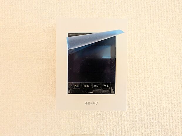 【TVモニター付インターホン】来訪者の様子を室内TVモニターでチェック。対応したくないセールスを断りやすく、子どもに留守番をさせるときも安心。不在時の来訪者を録画でき、犯罪抑止効果も期待でき…