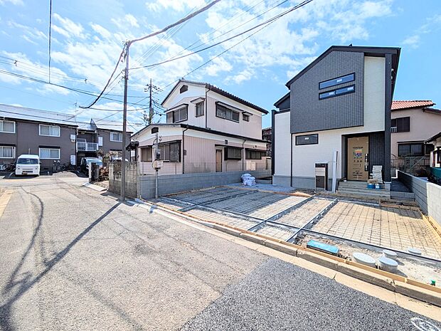 【Frontal road-前面道路-】 静かな通りに面した本物件は、落ち着いて暮らすことができます。 閑静な住宅街で比較的車の通りも少ないのでお子様も安心です。