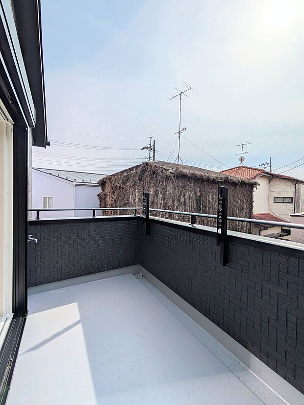 【バルコニー】澄み切った青空と、心地良い風を感じるバルコニー。