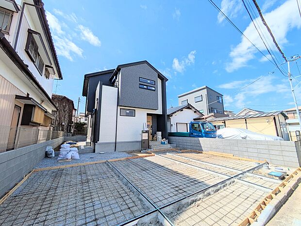 【駐車場】ゆったりとした駐車スペースを確保。大きめのお車でもOK。