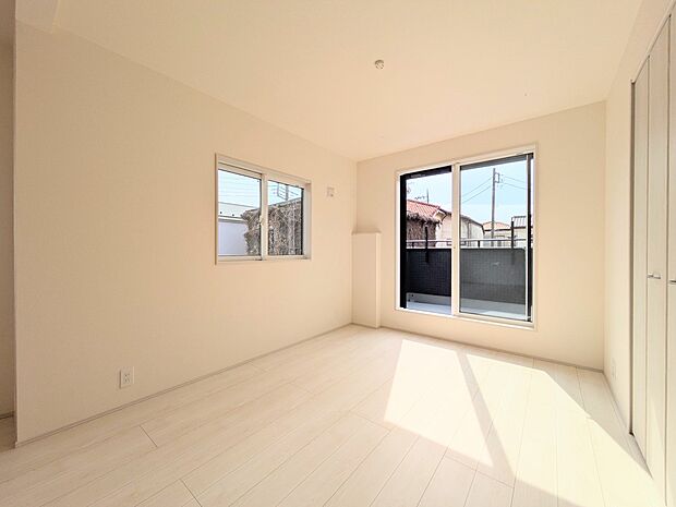 シンプルなデザインの家は風情がある。住む人のこだわりを感じる。外観も内装もいたってシンプル。居心地がよく、家事や趣味、子育てなどにも集中できる。家も人間も熟成するほどシンプルになっていくよう…