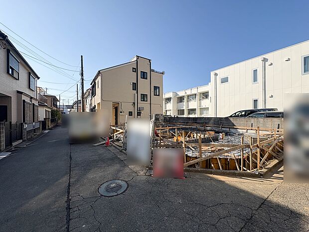 2号棟【前面道路4.7ｍ】家の前をまっすぐの通りが走っている。クルマは少なく、人々は毎朝、ウォーキング、ジョギング、犬の散歩など、フリーな朝時間を過ごしている。