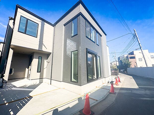 ＜玄関＞家の顔となる玄関は、高いデザイン性が求められます。高級感と断熱性、防犯性に優れた玄関ドアを標準装備。ピッキング対策のセキュリティサムターン等、防犯に考慮しました。