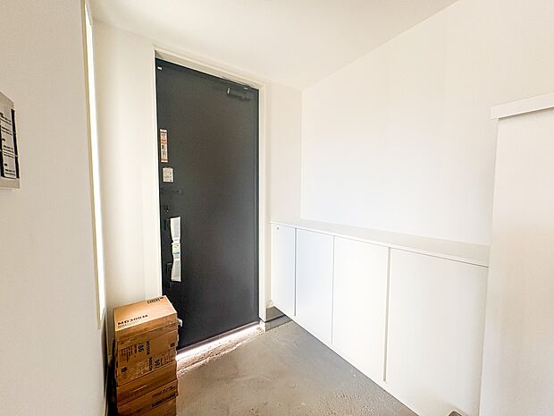 ＜シューズクローク（玄関収納）＞シューズだけでなくコートやバッグを置いておけば、朝バタバタと物を探し回ることがなくなります。特に持っていく物が多いキッズスペースが玄関にあるととても便利。