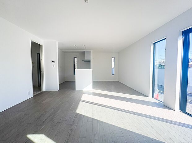 【Living room-リビングルーム-】  お子様と会話をしながら家事ができるカウンターキッチン。いま手があいているか、忙しそうなのか相手の様子を伺いながらコミュニケーションをとる訓練に…