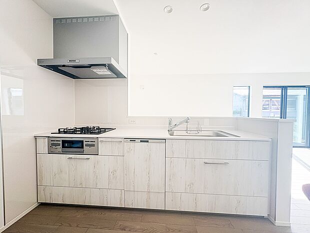 【キッチン】ナチュラルな自然光の中での調理。会話が弾む対面型キッチン。お洒落な食器類を余裕で収納できるスペース。動きやすい女性目線のキッチン動線。これからはお料理をつくる時間が劇的に変わりま…