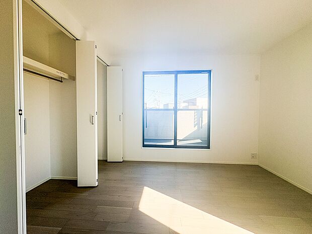 【Room-洋室-】一日の疲れをいやしてくれる主寝室。時を忘れて過ごす場所として過ごせるお部屋。