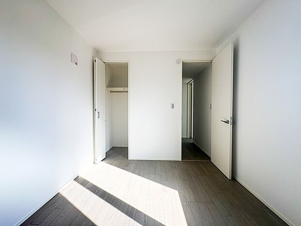 【今どきのこども部屋】  昨今のトレンドになりつつあるのが、広過ぎず、快適すぎない子ども部屋。勉強と寝るだけの部屋にすることで閉じこもりがなくなり、リビングで過ごす時間が増えると言われていま…