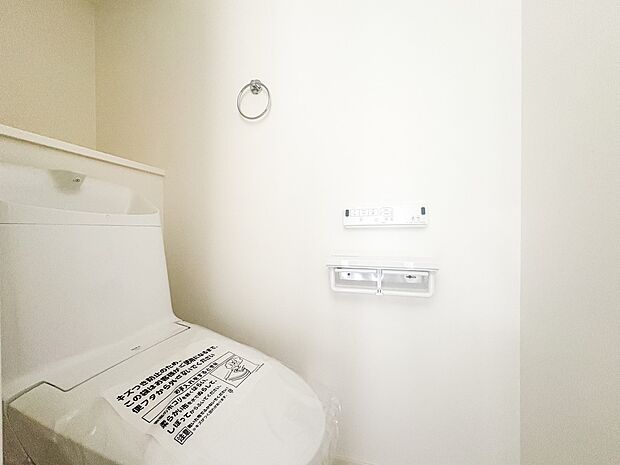 【Toilet-トイレ-】  いつも清潔なスペースであってほしいのが毎日使うトイレです。掃除がしやすいのはもちろん、落ち着けるスペースとして機能することも大切です。