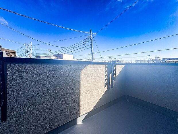 【バルコニー】  バルコニーから差し込む陽光・通風は、住環境・快適性と共に有り続ける貴重な「財産」です。