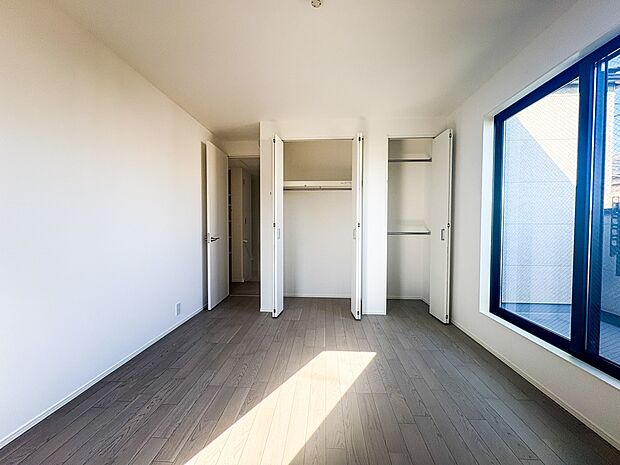 【Room-洋室】  シンプルにデザインされた室内。家具やレイアウトでお好みの空間に。