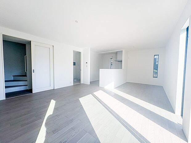 【ダイニングキッチン】会話でホッとコミュニケーションできるリビング。料理でホッとハピネスになるキッチンなど。人をホッとさせる最新設備・仕様を採用しています。