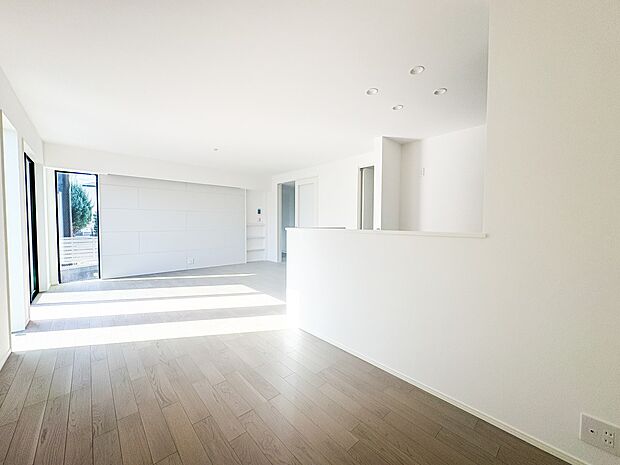 【Dining】ダイニングテーブルを置いても十分な広さが確保されています。