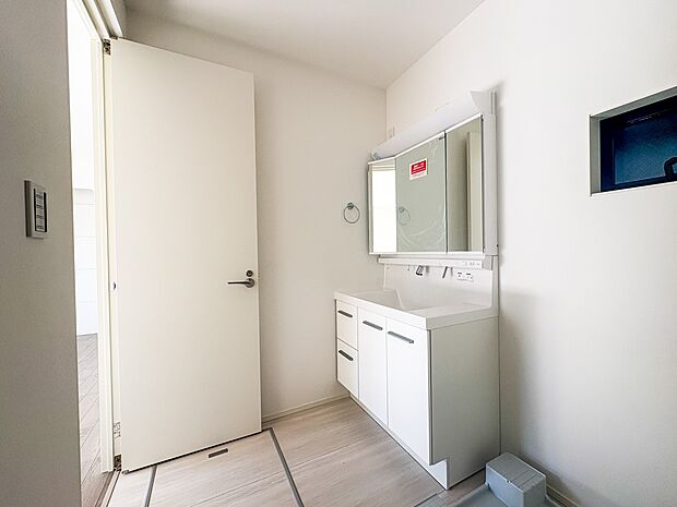 【脱衣所】洗面所は小さなプライベートスペース。歯磨き、洗顔と毎日施す個人空間。