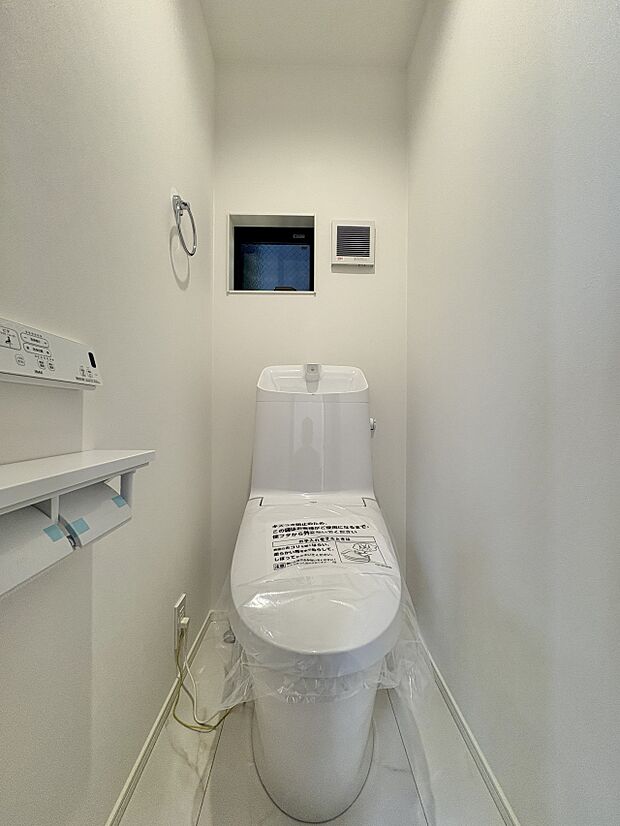 トイレ・ウォシュレット付。快適で衛生的な洗浄機能付温水シャワートイレです。