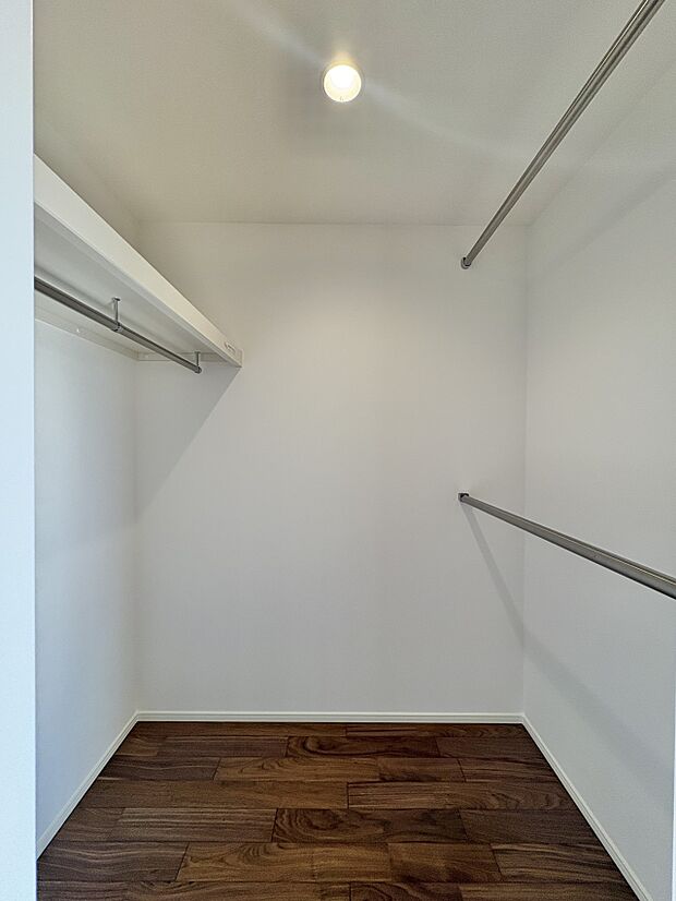 【WIC（ウォークインクローゼット）】  たくさんの洋服をかけてもシワになりにくいウォークインクローゼット。洋服以外にも、普段使わない家電やスーツケース、ストック品など何でも片付く嬉しい空間…