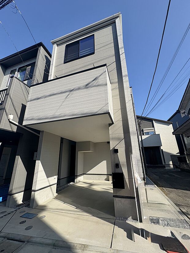 【外観】家族の温かさと陽光の暖かさ、楽しい毎日と明るい未来を予感させる「空間が織り成すひとつ先の住み心地」を演出します。