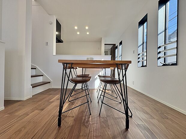 【Dining】ダイニングテーブルを置いても十分な広さが確保されています。