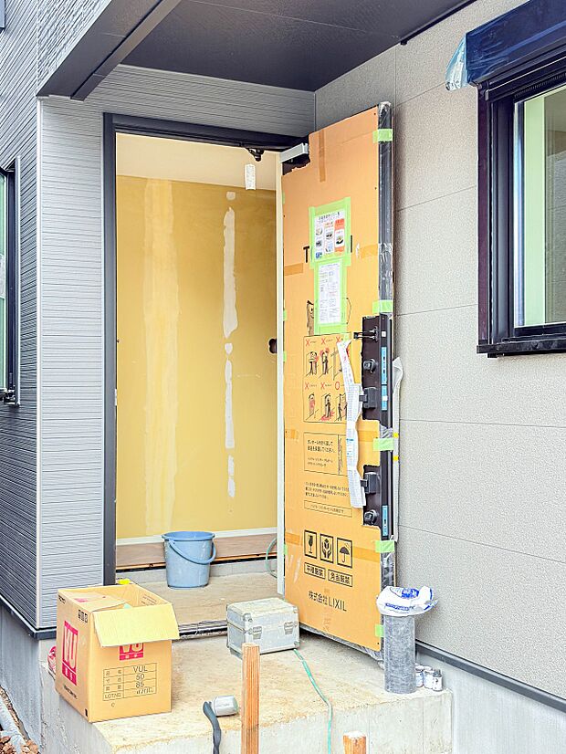 【玄関】玄関はおうちの顔と言われます。玄関アプローチは、外観デザインの印象を左右します。ご家族の個性を出しながら、素敵な玄関でお客様をお迎えしてください。