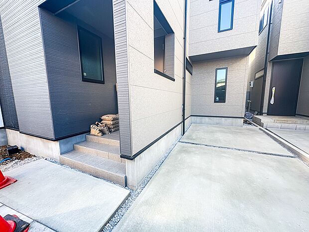 ＜玄関＞家の顔となる玄関は、高いデザイン性が求められます。高級感と断熱性、防犯性に優れた玄関ドアを標準装備。ピッキング対策のセキュリティサムターン等、防犯に考慮しました。