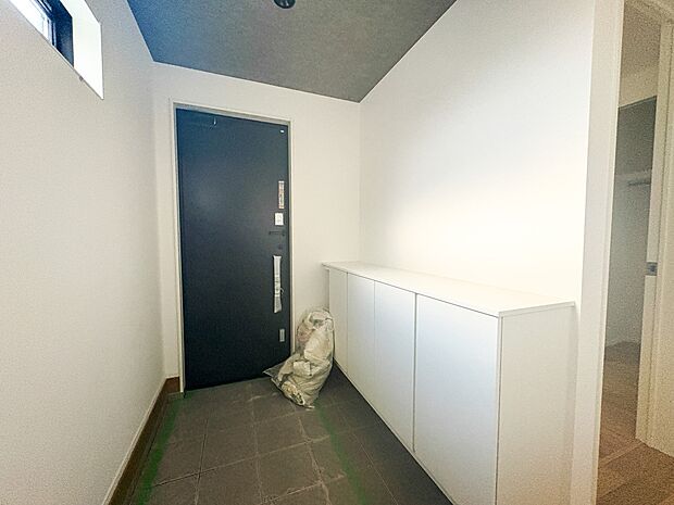 ＜シューズクローク（玄関収納）＞シューズだけでなくコートやバッグを置いておけば、朝バタバタと物を探し回ることがなくなります。特に持っていく物が多いキッズスペースが玄関にあるととても便利。