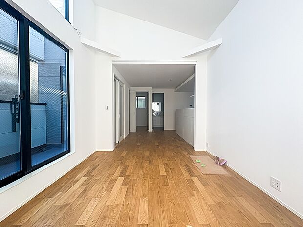 【Living room-リビングルーム-】  お子様と会話をしながら家事ができるカウンターキッチン。いま手があいているか、忙しそうなのか相手の様子を伺いながらコミュニケーションをとる訓練に…