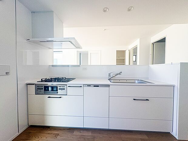 【キッチン】ナチュラルな自然光の中での調理。会話が弾む対面型キッチン。お洒落な食器類を余裕で収納できるスペース。動きやすい女性目線のキッチン動線。これからはお料理をつくる時間が劇的に変わりま…